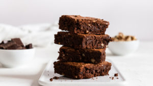 Dietetyczne brownie na białym talerzyku, jedno z trzech dietetycznych ciast